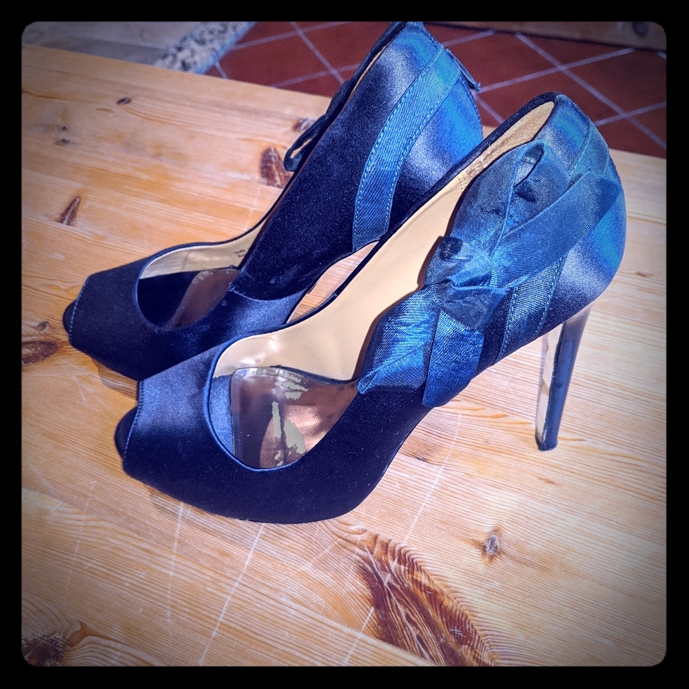 Open toe high heels with elegant ribbon bow